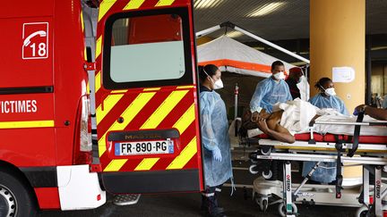 Devant l'accueil des urgences du CHU de Fort-de)-France, des tentes ont été installées pour trier les nombreux malades qui arrivent, le 2 août 2021. (OLIVIER CORSAN / MAXPPP)