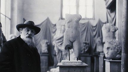 Auguste Rodin au milieu de ses antiques, vers 1910
 (Musée Rodin, photo A. Harlingue)