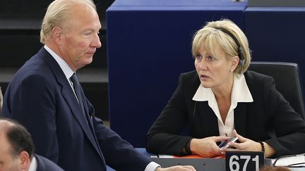 Brice Hortefeux et Nadine Morano discutent au Parlement européen, à Strasbourg, le 27 novembre 2014. (VINCENT KESSLER / REUTERS)