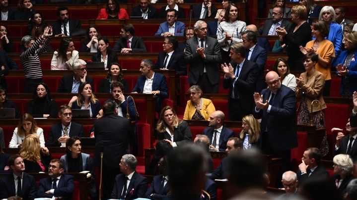 La députée Sandrine Rousseau forme un triangle avec ses mains à l'Assemblée nationale, le 4 octobre 2022. (CHRISTOPHE ARCHAMBAULT / AFP)