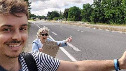 Jules Riss fait de l'auto-stop avec sa grand-mère Thérèse, en juin 2022, entre Saint-Brévin-les-Pins (Loire-Atlantique) et Concarneau (Finistère). (JULES RISS)