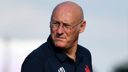 Bernard Laporte, en septembre 2019, à Tokyo, lors d'un entraînement du XV de France durant la Coupe du monde de rugby. (FRANCK FIFE / AFP)