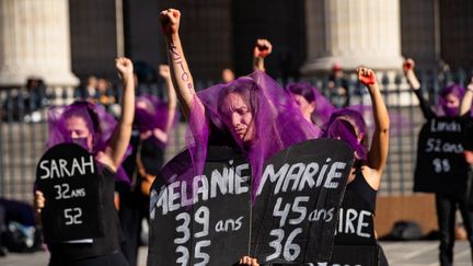 Des militantes féministes manifestent à Paris, le 9 octobre 2022. (AMAURY CORNU / HANS LUCAS / AFP)