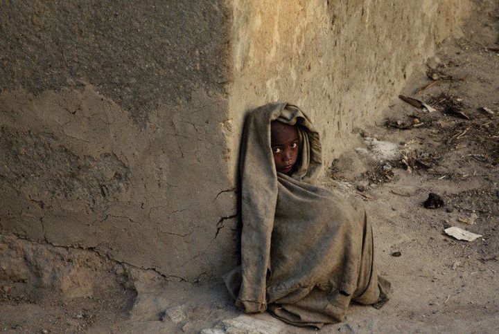 Un enfant d'une famille démunie dans un quartier pauvre de la capitale  (Photo AFP)