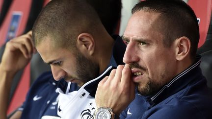 Franck Rib&eacute;ry attend sur un banc, lors du match amical entre la France et le Paraguay, le 1er juin 2014. (FRANCK FIFE / AFP)