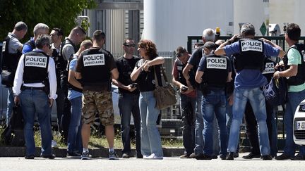 Des dizaines de policiers ont &eacute;galement &eacute;t&eacute; d&eacute;p&ecirc;ch&eacute;s sur place, notamment pour s&eacute;curiser le site o&ugrave; a &eacute;t&eacute; perp&eacute;tr&eacute; l'attentat. (PHILIPPE DESMAZES / AFP)