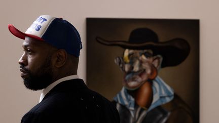 Le peintre américain Nathaniel Mary Quinn pose à la galerie Gagosian lors d'une séance photo à Paris le 7 juin 2023. (JOEL SAGET / AFP)