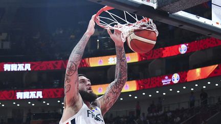 Le français Vincent Poirier lors du match pour la troisième place de la Coupe du monde de basket-ball entre la France et l'Australie à Pékin, le 15 septembre 2019. (HECTOR RETAMAL / AFP)