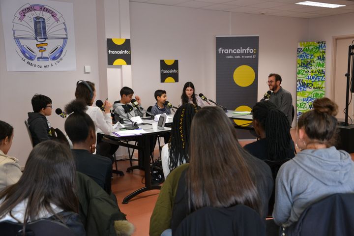 L'émission a été enregistrée depuis le collège Gabriel Havez. Quelques élèves ont posé leurs questions au journaliste, devant le reste de leur classe qui assistait à l'émission dans le public. (ESTELLE FAURE / FRANCEINFO - RADIOFRANCE)