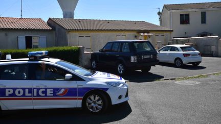 Des enquêteurs devant le domicile de Guy S., un ancien policier appartenant au groupuscule d'ultradroite AFO. (XAVIER LEOTY / AFP)