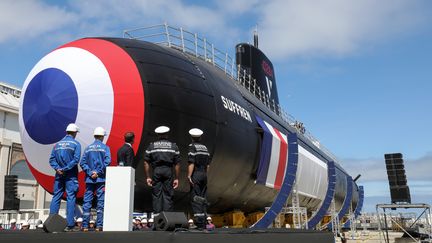 Le "Suffren", premier sous-marin d'attaque de la classe Barracuda, a été lancé par Emmanuel Macron le 12 juillet 2019 à Cherbourg (Manche). (LUDOVIC MARIN / AFP)