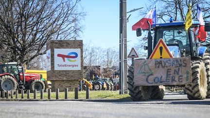 Les agriculteurs qui bloquaient depuis le 13 mars le centre TotalEnergies de Pau (Pyrénées-Atlantiques) ont été délogés le 21 mars 2024 par les forces de l'ordre. (QUENTIN TOP / HANS LUCAS)