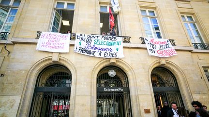 L'entrée de Sciences Po Paris, 27 rue Saint-Guillaume, dans le 7e arrondissement de Paris, le 18 avril 2018. (MICHEL STOUPAK / NURPHOTO)