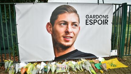 Un portrait du joueur Emiliano Sala, le 24 janvier 2019, devant le centre d'entraînement du FC Nantes à&nbsp;La Chapelle-sur-Erdre (Loire-Atlantique). (LOIC VENANCE / AFP)