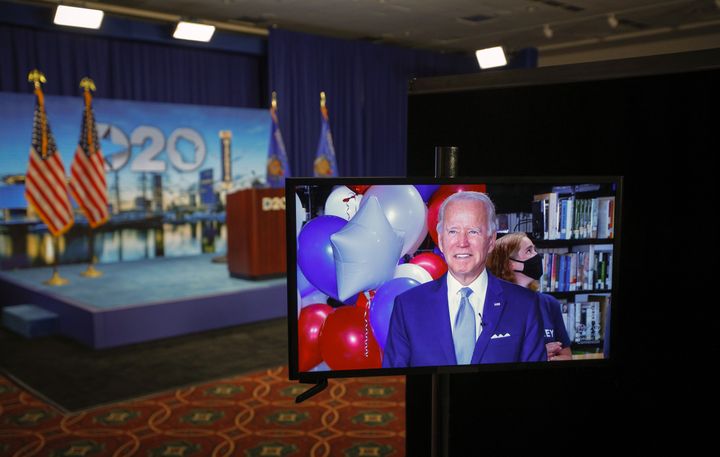 Joe Biden réagit dans un flux vidéo après avoir remporté les votes pour devenir le candidat du Parti démocrate&nbsp;pour la présidentielle américaine de 2020, le 18 août 2020. (BRIAN SNYDER / POOL)