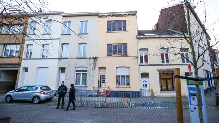 Un immeuble de Bruxelles, le 16 mars 2016, au lendemain d'une opération anti-terroriste menée par les polices belge et française, dans le cadre de l'enquête sur les attentats de Paris en novembre 2015. (BRUNO FAHY / BELGA / AFP)