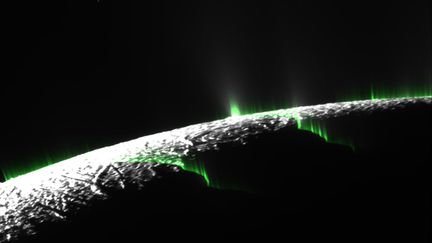 En octobre 2015, Cassini a&nbsp;survolé le pôle sud d'Encelade à seulement 49 km d'un geyser. Objectif : collecter de nouvelles données sur "l'habitabilité" de ce plan d'eau souterrain. (NASA / JPL / SPACE SCIENCE INSTITUTE)