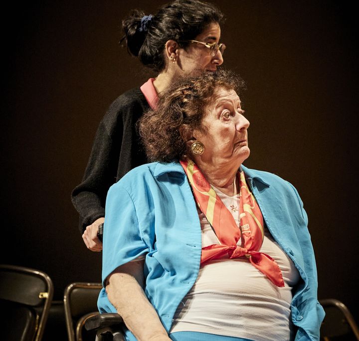 Jacqueline Juin, 91 ans, est l'une des comédiennes de la pièce "La vie secrète des vieux" de Mohamed El Khatib présentée au Festival d'Avignon 2024. (CHRISTOPHE RAYNAUD DE LAGE)