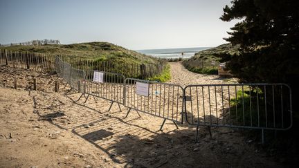 L'accès à la mer est fermé au Bois-Plage-en-Ré, sur l'île de Ré (Charente-Maritime), le 18 mars 2020. (LEO COULONGEAT / HANSLUCAS.COM / AFP)