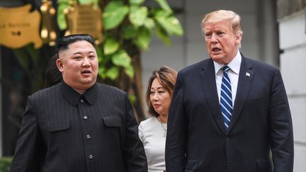 Le leader nord-coréen Kim Jong-un et le président américain Donald Trump se rencontrent lors d'un sommet à Hanoï (Vietnam), le 28 février 2019. (SAUL LOEB / AFP)