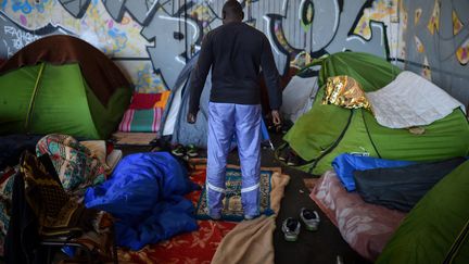 Un migrant prie dans un gymnase occupé à Saint-Herblain (Loire-Atlantique), le 28 mars 2019. (LOIC VENANCE / AFP)