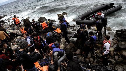 Des migrants arrivent sur l'&icirc;le de Lesbos, en Gr&egrave;ce, le 30 septembre 2015. (ARIS MESSINIS / AFP)