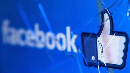 Le logo Facebook sur un écran brisé de smartphone. (JOEL SAGET / AFP)