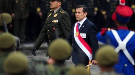 Le nouveau président du Pérou Ollanta Humala reçoit les honneurs militaires, le 3 août 2011 à Lima. (ERNESTO BENAVIDES / AFP)