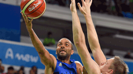 &nbsp; (Tony Parker marque un panier dans les toutes dernières secondes et permet à la France de s'imposer contre la Serbie © ANDREJ ISAKOVIC / AFP)