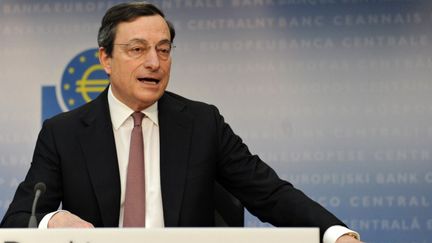 Le pr&eacute;sident de la Banque centrale europ&eacute;enne, Mario Draghi, lors d'une conf&eacute;rence de presse &agrave; Francfort (Allemagne), le 4 avril 2012. (EMILY WABITSCH / DPA)