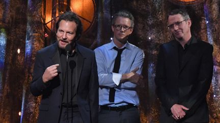 Au premier plan, Eddie Vedder (Pearl Jam) s'exprime lors de la cérémonie d'introduction au Rock &amp; Roll Hall of Fame, le 7 avril 2017 à New York
 (Mike Coppola / Getty Images / AFP)