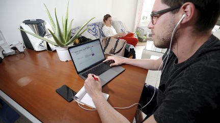 Un salarié au télétravail à son domicile. Photo d'illustration. (DYLAN MEIFFRET / MAXPPP)