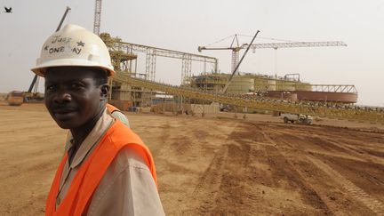 Un ouvrier burkinabè pose devant le site de construction de la mine d'or d'Essakane dans le nord du pays, le 12 mai 2010. (ISSOUF SANOGO / AFP)