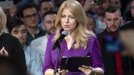 La candidate à la présidentielle slovaque Zuzana Caputova prononce un discours après avoir remporté les élections, à Bratislava, le 30 mars 2019. (JOE KLAMAR / AFP)