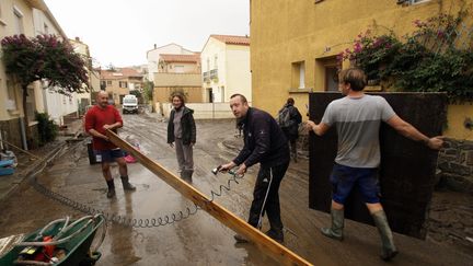 Des habitants sont en train de nettoyer apr&egrave;s les inondations &agrave; Argel&egrave;s-sur-Mer (Pyr&eacute;n&eacute;es-Orientales), le 30 novembre 2014. (  MAXPPP)