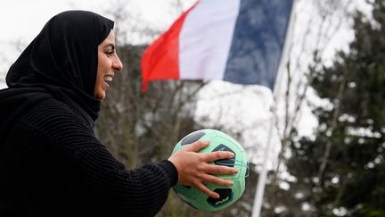 Une manifestation contre l'interdiction de port de signes religieux ostensibles dans le sport à Lille (Nord), le 16 février 2022. (PASCAL BONNIERE / MAXPPP / VOIX DU NORD)