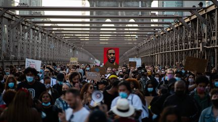 A New York, des centaines de personnes ont participé à une marche ralliant Brooklyn depuis l'île de Manhattan. (EDUARDO MUNOZ ALVAREZ / AP / SIPA)