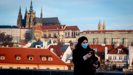 Une femme porte un masque contre le Covid-19 dans les rues de Prague, en République tchèque, le 16 mars 2020.&nbsp; (LUKAS KABON / ANADOLU AGENCY / AFP)