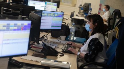 Des employés du CHU de Rennes travaillent, le 31 décembre 2021. (ESTELLE RUIZ / HANS LUCAS / AFP)