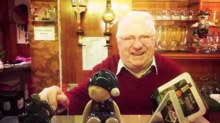 Lundi 20 f&eacute;vrier - Richard, 75 ans, est le patron du caf&eacute; de Schweix, village allemand situ&eacute; face &agrave; Liederschiedt : "ce caf&eacute;, c'est un hobby pour moi qui permet de maintenir un dernier lieu de convivialit&eacute; dans le village". (RAPHAËL KRAFFT ET ALEXIS MONCHOVET)