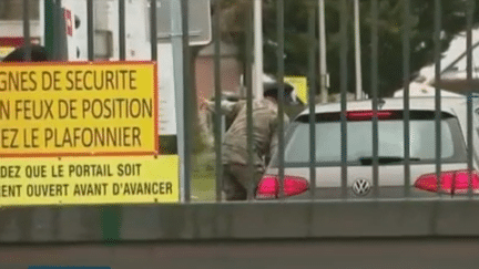 La caserne de Varces (Isère) devant laquelle des militaires ont été attaqués par une voiture. (France 3)