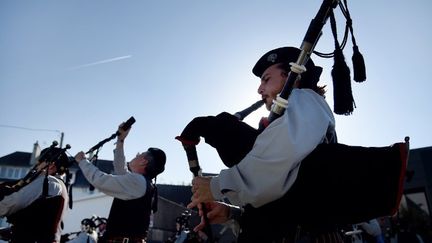 L'incontournable "bagpipe" a fait de l'ombre aux célèbres musiciens en tête d'affiche à Lorient.
 (FRED TANNEAU / AFP)