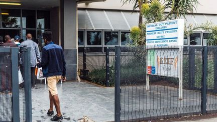 A l'entrée de l'hôpital Addington à Durban en Afrique du Sud, le 26 mars 2018. (RAJESH JANTILAL / AFP)