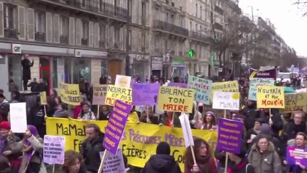 Les femmes ont défilé, mercredi 8 mars, à l'occasion de la journée du droit des femmes. Certaines d'entre elles sont venues dénoncer la réforme des retraites, qu'elles jugent pénalisante à leur égard. (France 3)