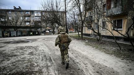 Un soldat ukrainien&nbsp;le 22 février 2022. (ARIS MESSINIS / AFP)