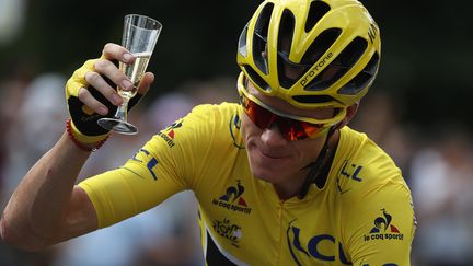 Le Britannique Christopher Froome fête sa victoire sur le Tour de France 2016, le 24 juillet 2016, lors de la dernière étape entre Chantilly et Paris. (KENZO TRIBOUILLARD / AFP)