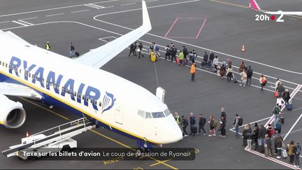 En plein débat budgétaire, Ryanair met un coup de pression au gouvernement français. La compagnie aérienne low cost menace de ne plus desservir 10 petits aéroports en France pour cause de hausse sur la taxe sur l’aérien dès le 1er janvier 2025, sans préciser les villes concernées.