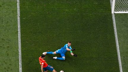 L'attaquant espagnol Diego Costa fait face au gardien russe&nbsp;Igor Akinfeev, le 1er juillet 2018 à Moscou (Russie). (AFP)
