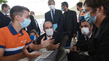 Le Premier ministre Jean Castex et le ministre de la Santé Olivier Véran&nbsp;envisite à Mont-de-Marsan&nbsp;(Landes), le 24 juin 2021. (GAIZKA IROZ / AFP)