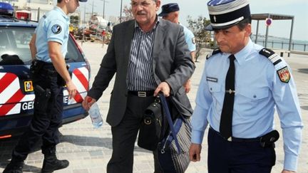 Le maire de La Faute -sur-Mer arrivant au tribunal des Sables-d'Olonne le 14 avril 2011 (AFP - FRANK PERRY)